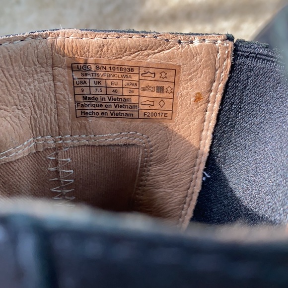 Ugg black boots slightly worn size 9 - Picture 4 of 6